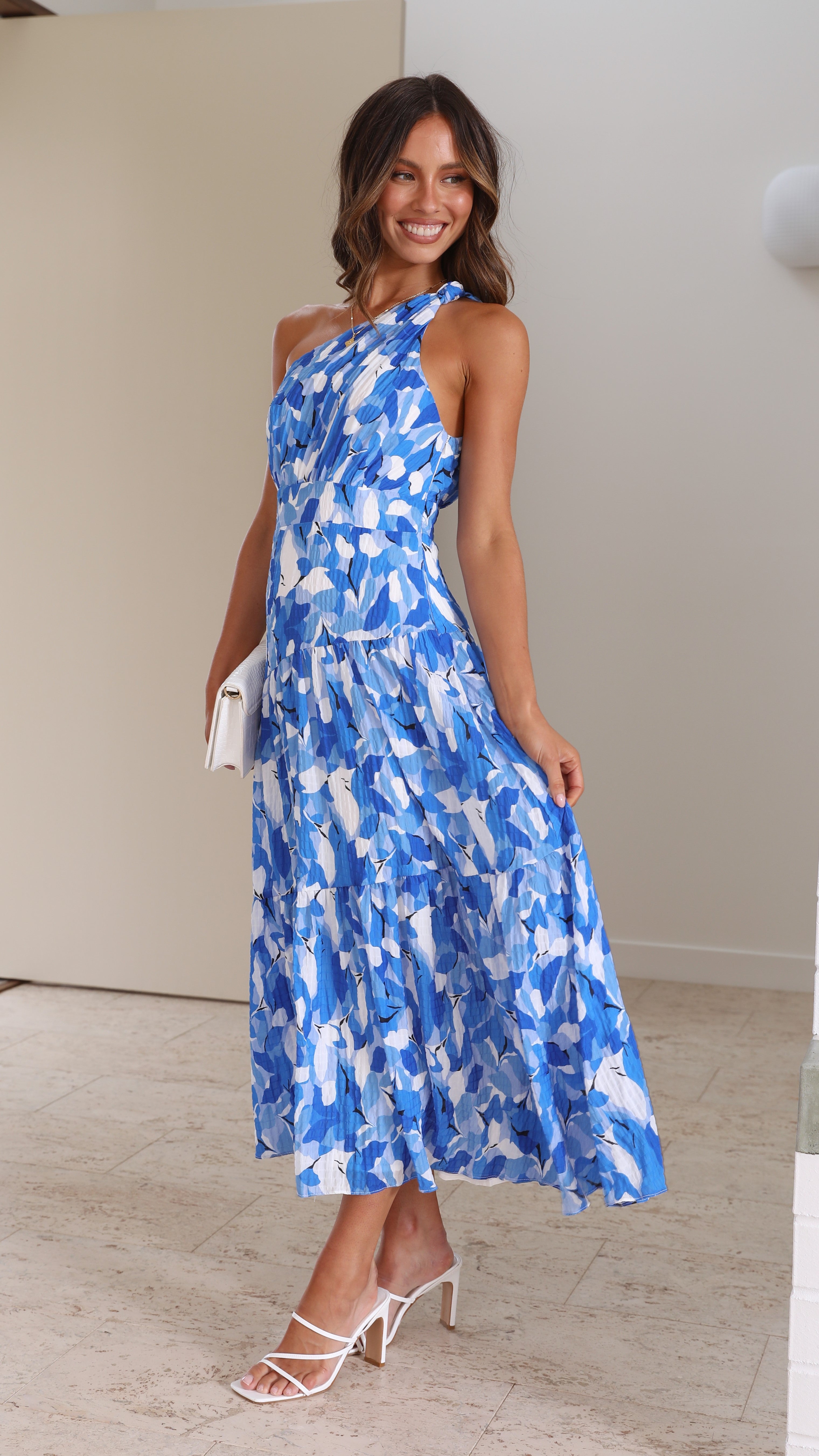 Robe longue asymétrique à une épaule avec imprimé floral et jupe plissée