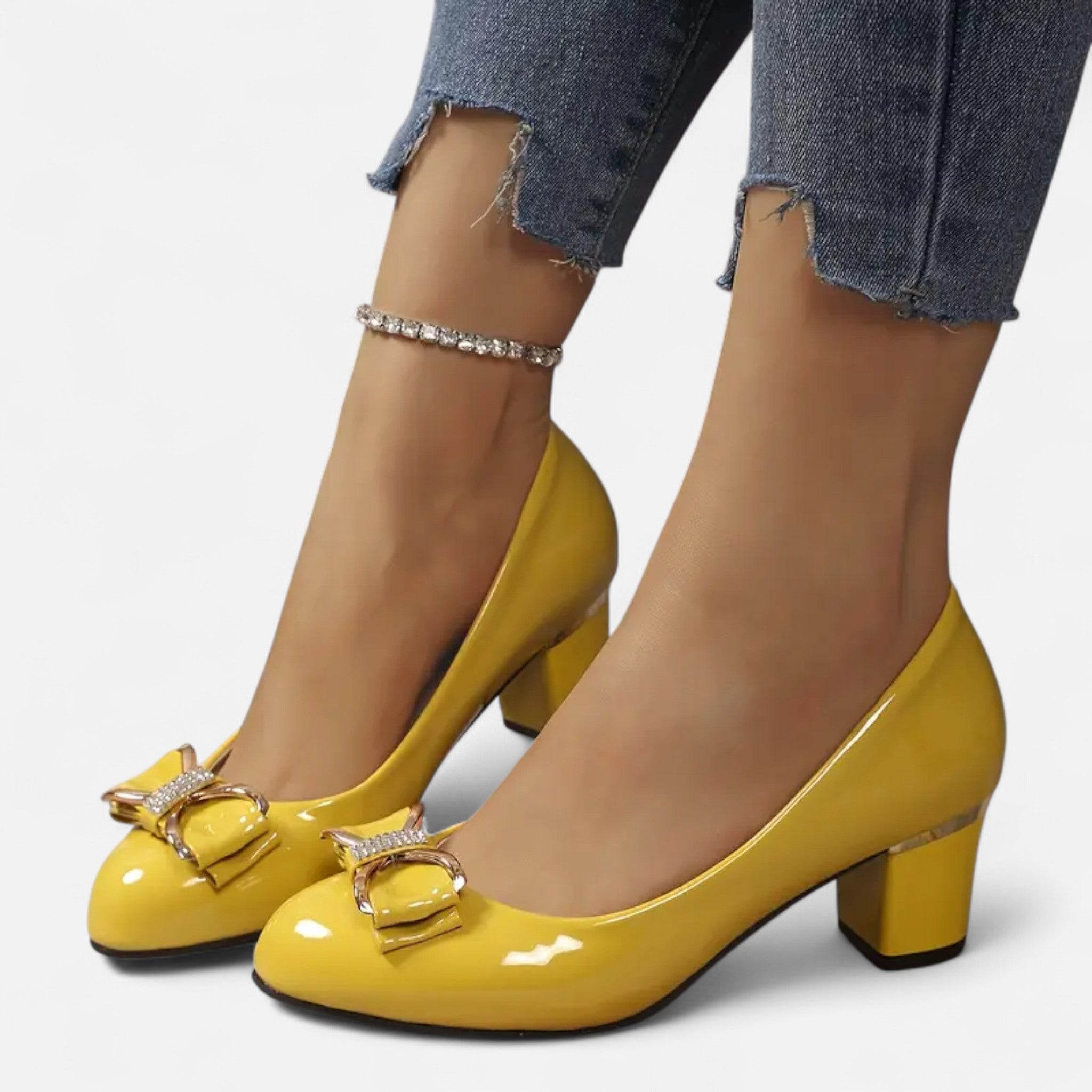 Escarpins femme vernis à talon carré avec boucle métallique décorative