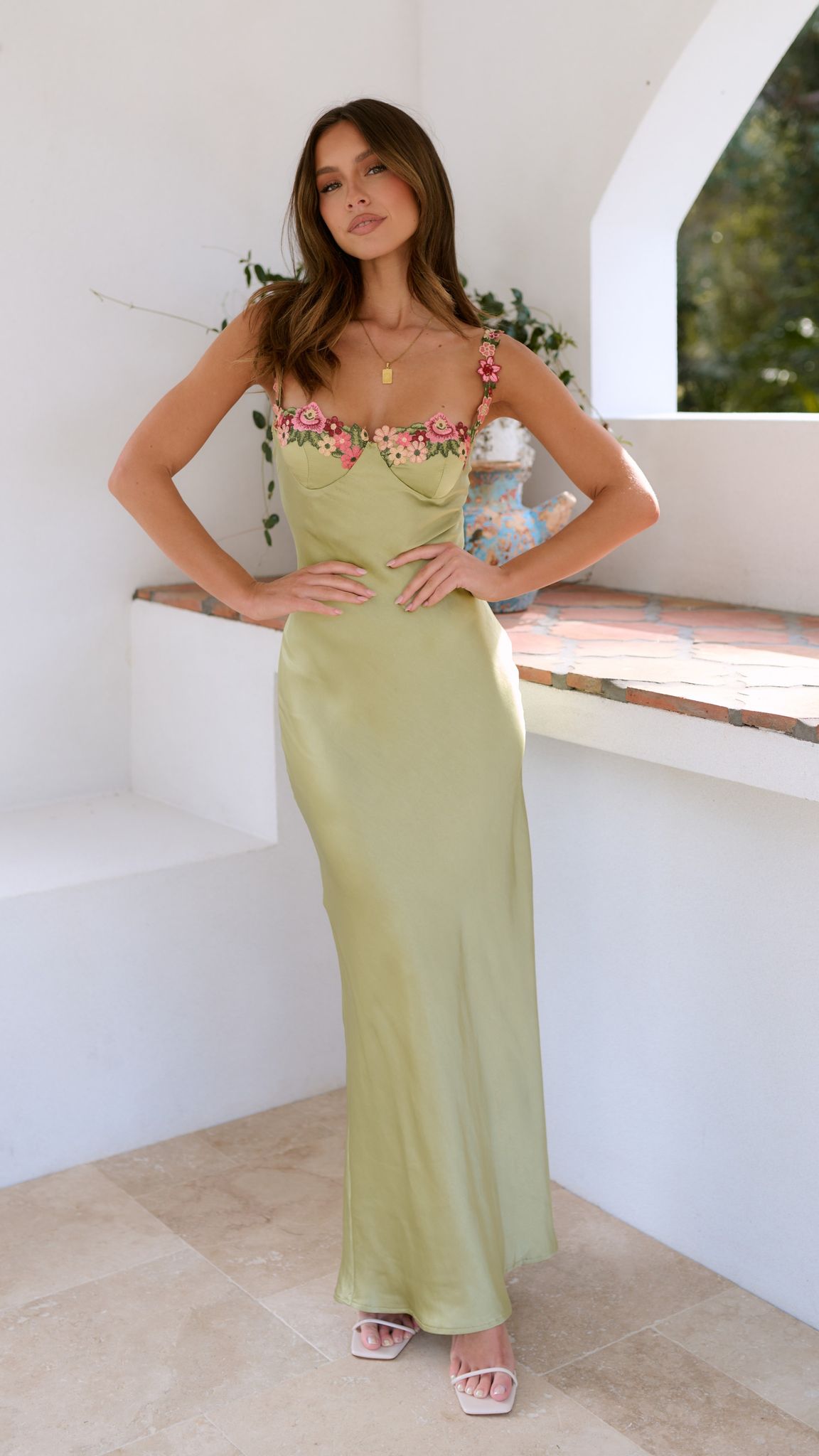 Robe invitée mariage longue bretelles fines fleurie coupe moulante femme