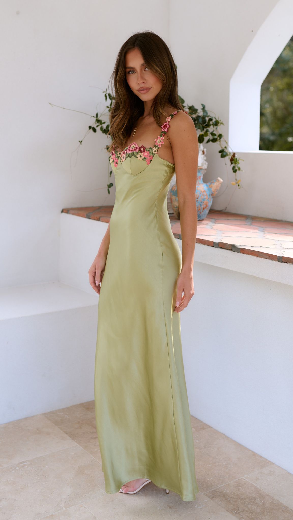 Robe invitée mariage longue bretelles fines fleurie coupe moulante femme