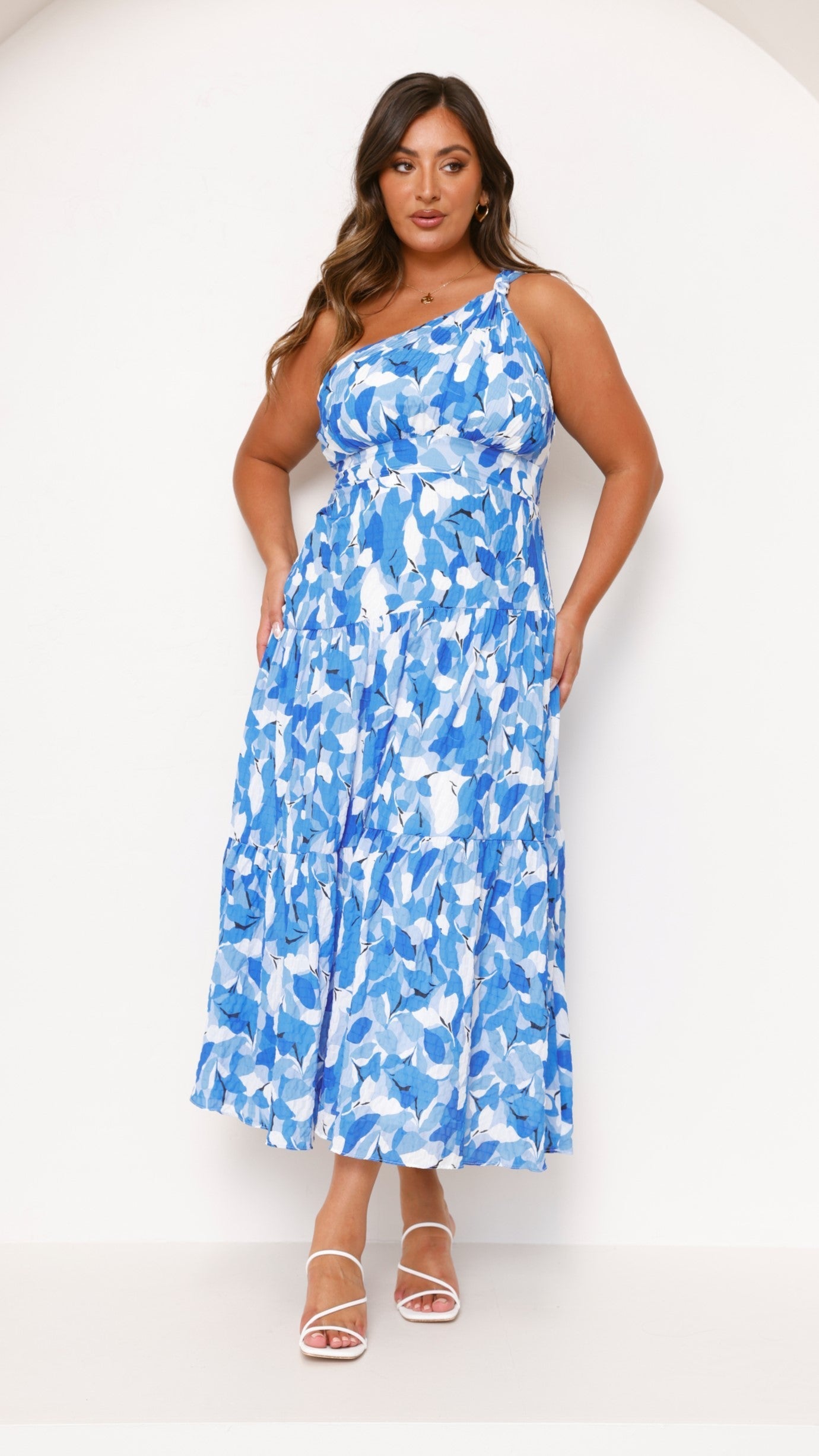 Robe longue asymétrique à une épaule avec imprimé floral et jupe plissée