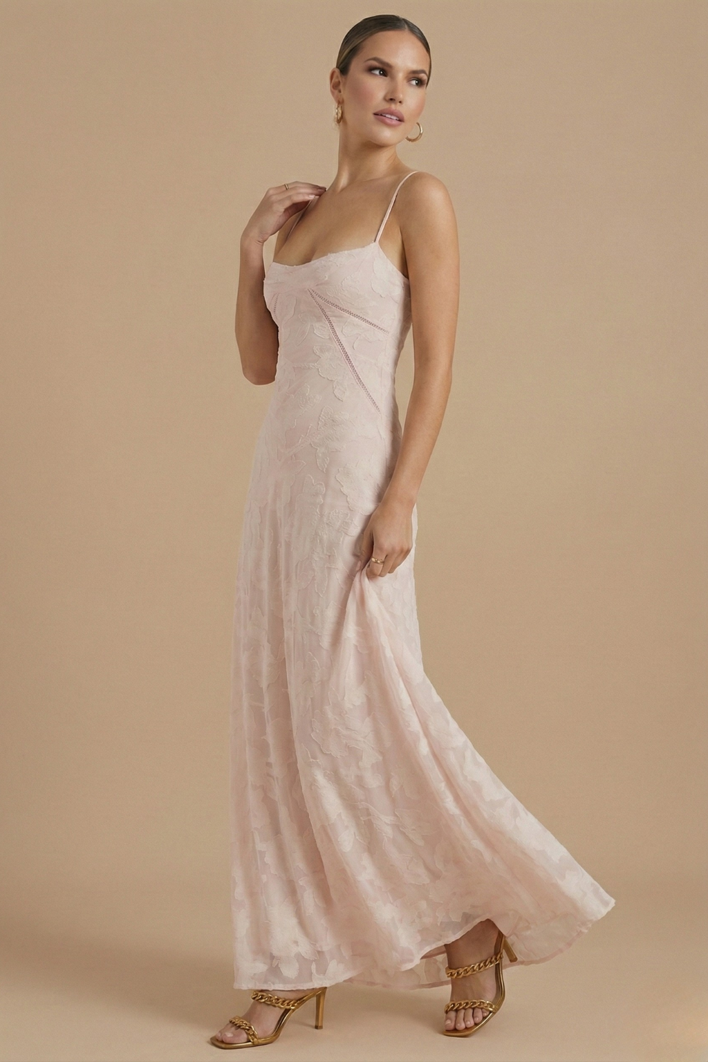 Robe longue femme à fleurs bretelles fines col cœur coupe fluide élégante