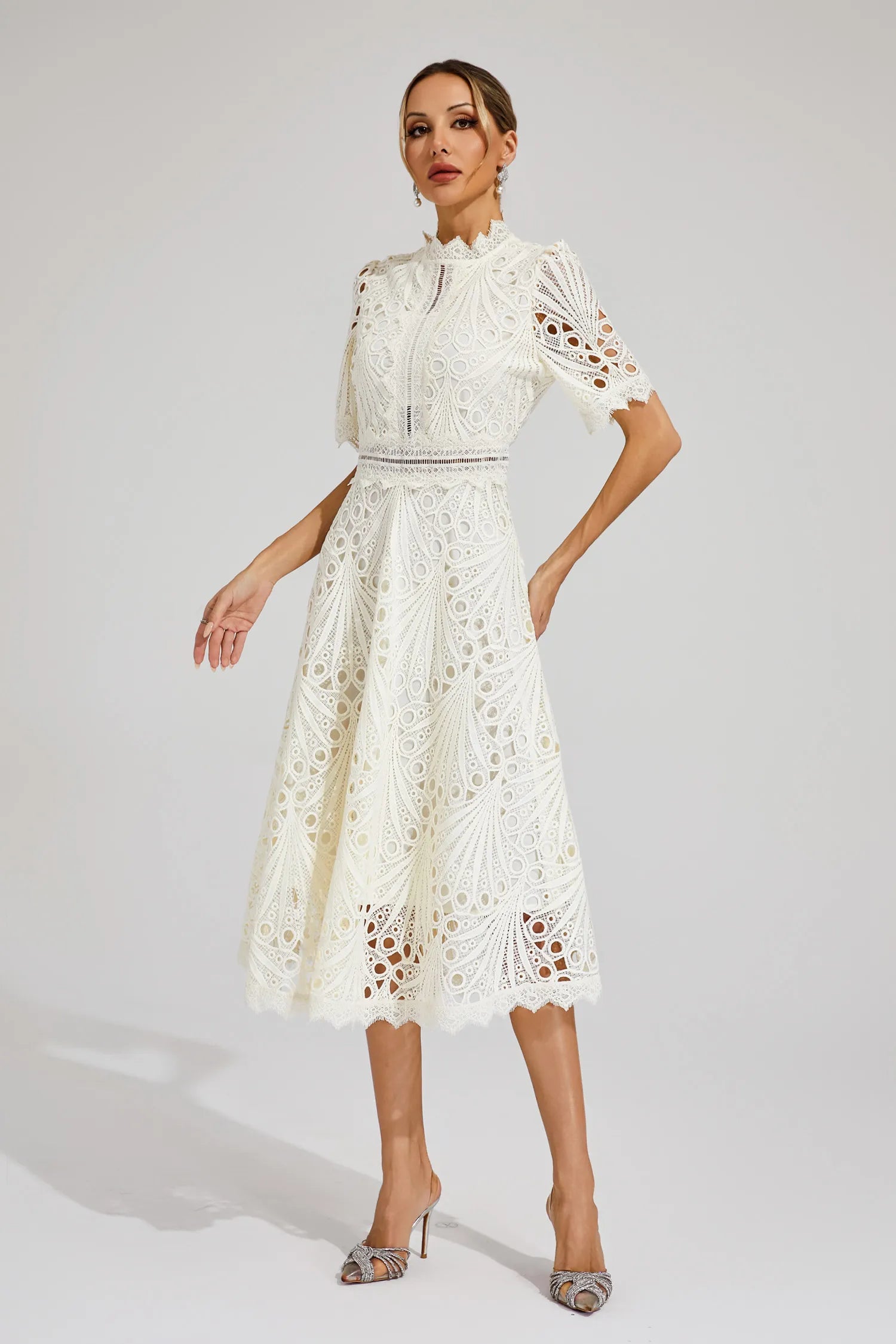 Robe midi dentelle femme manches courtes col montant coupe évasée élégante