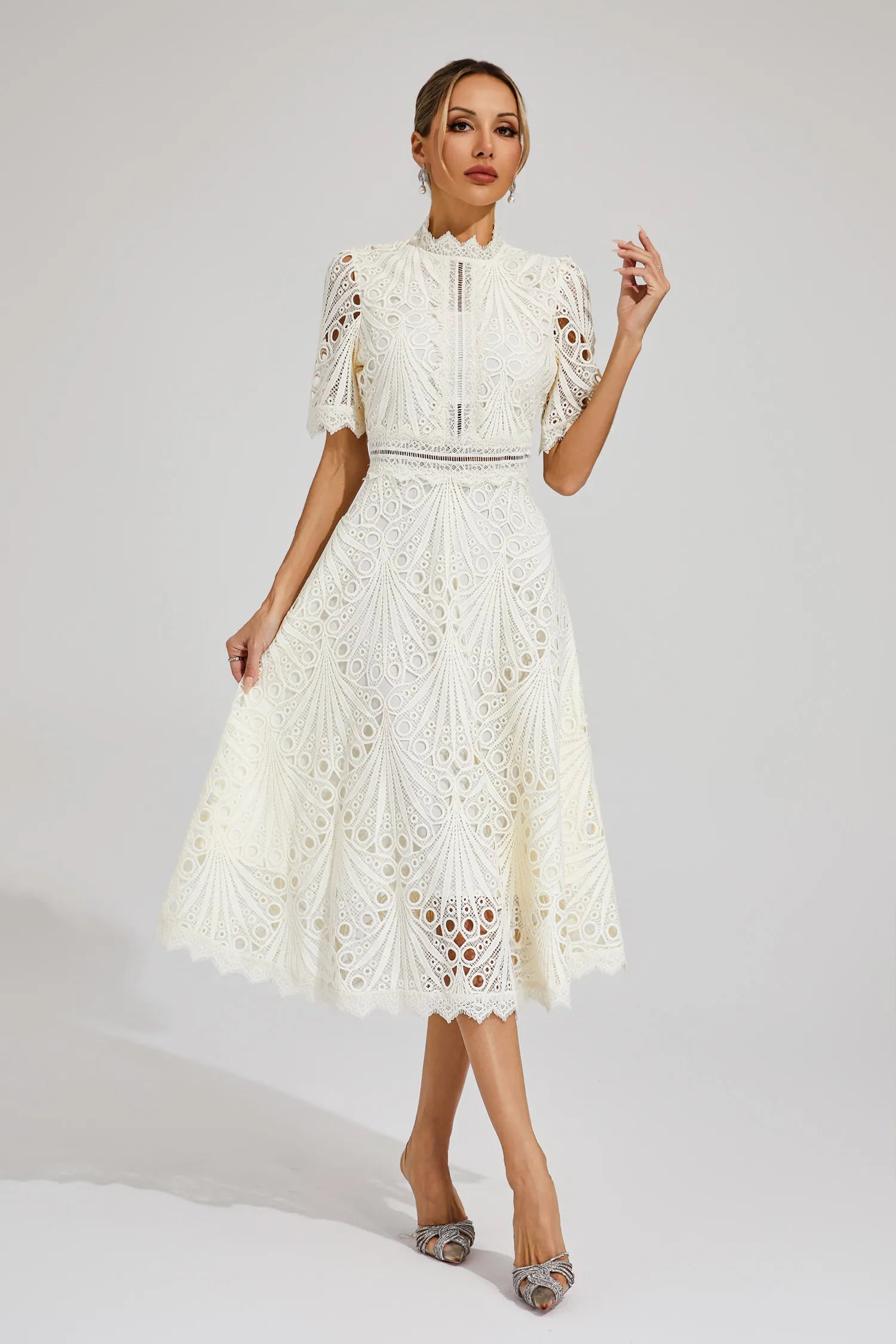 Robe midi dentelle femme manches courtes col montant coupe évasée élégante