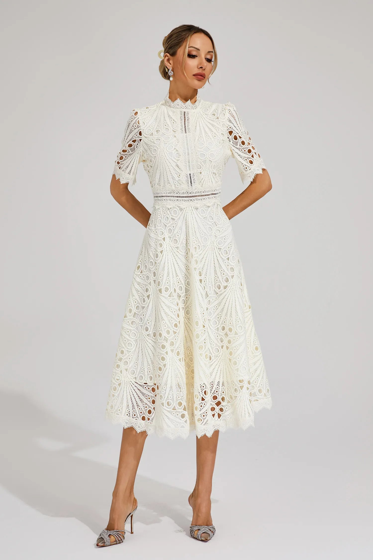 Robe midi dentelle femme manches courtes col montant coupe évasée élégante