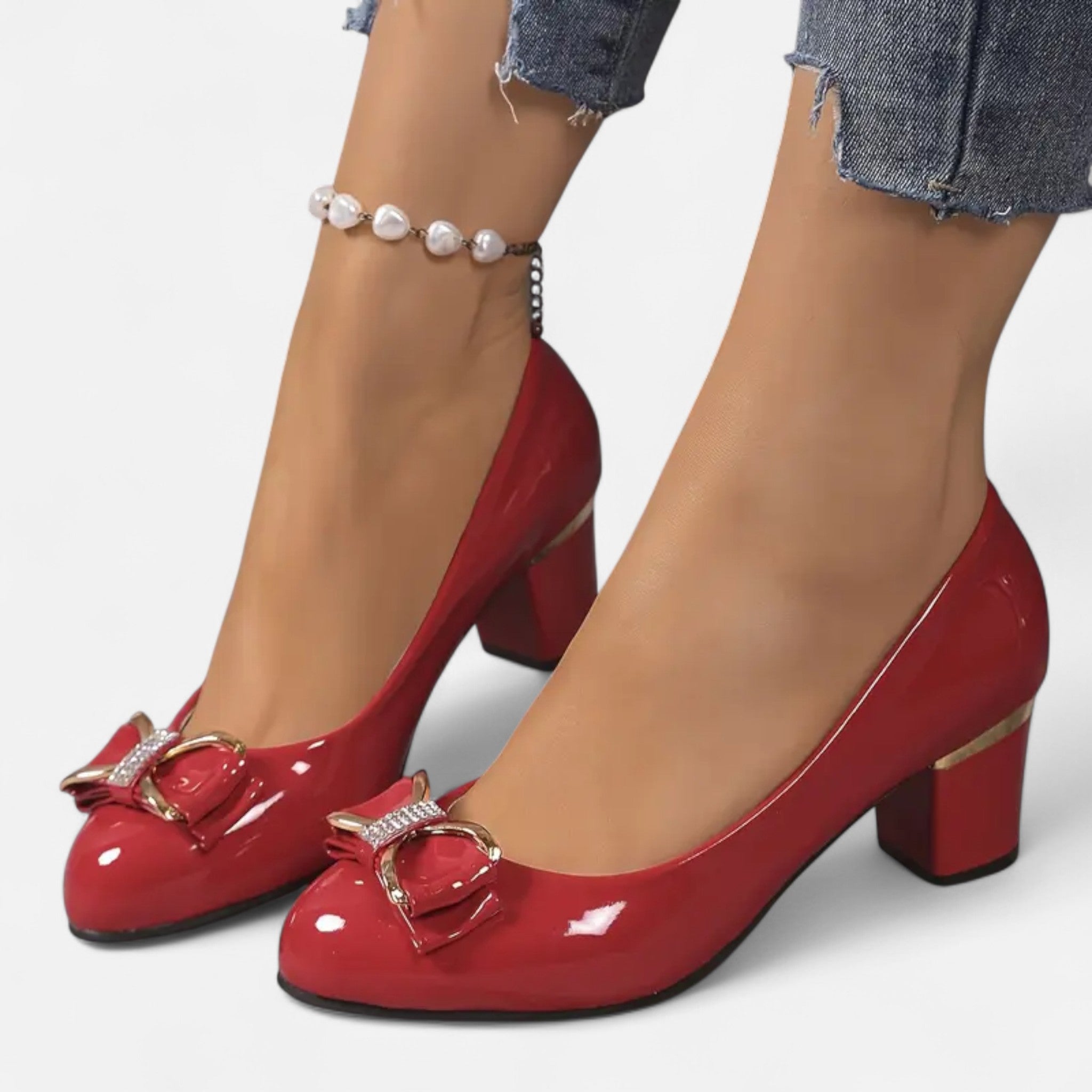 Escarpins femme vernis à talon carré avec boucle métallique décorative