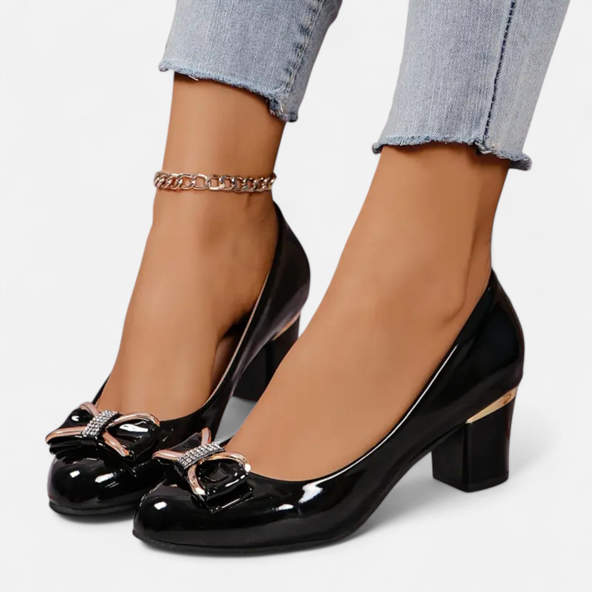 Escarpins femme vernis à talon carré avec boucle métallique décorative