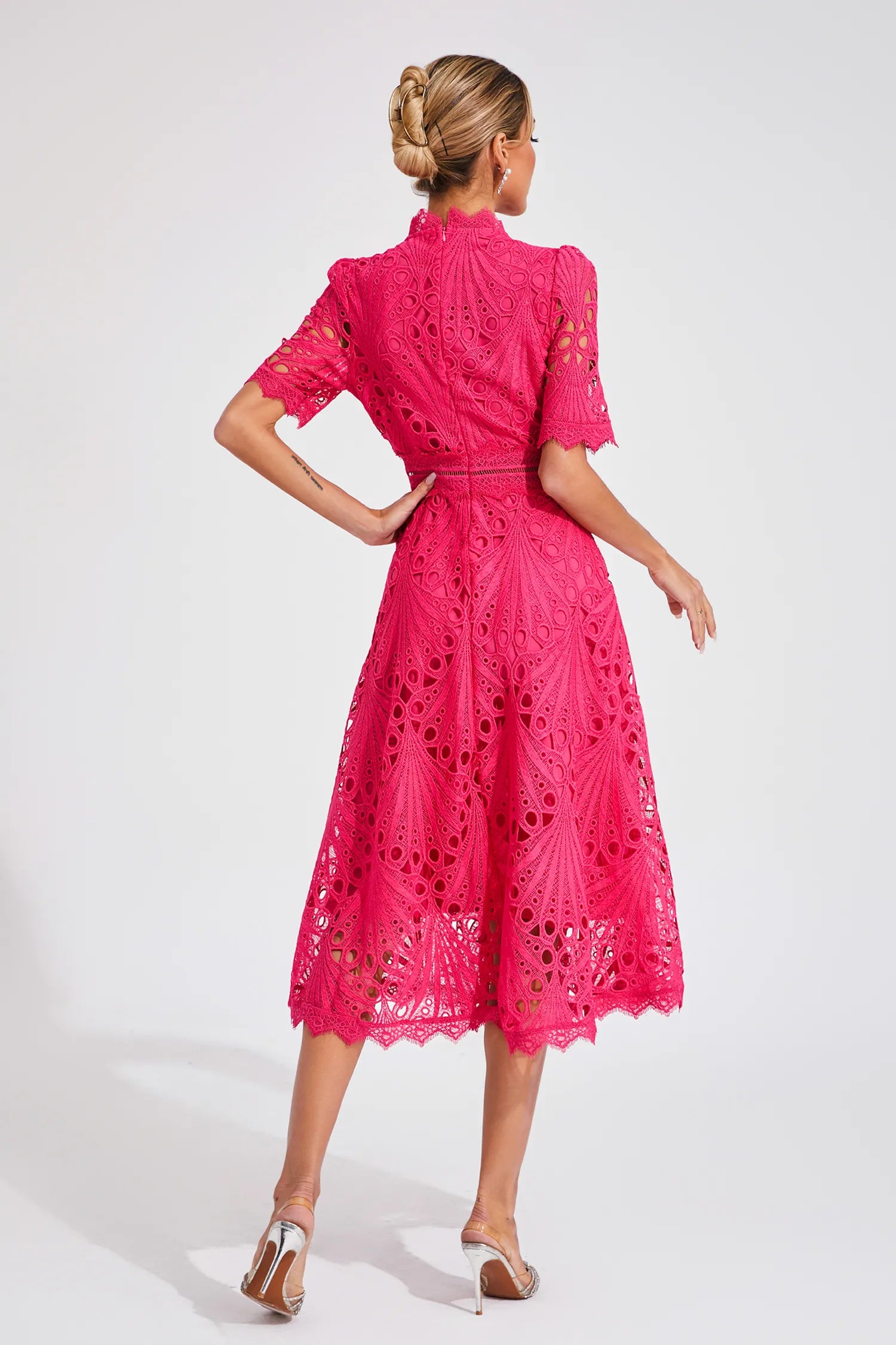 Robe midi dentelle femme manches courtes col montant coupe évasée élégante