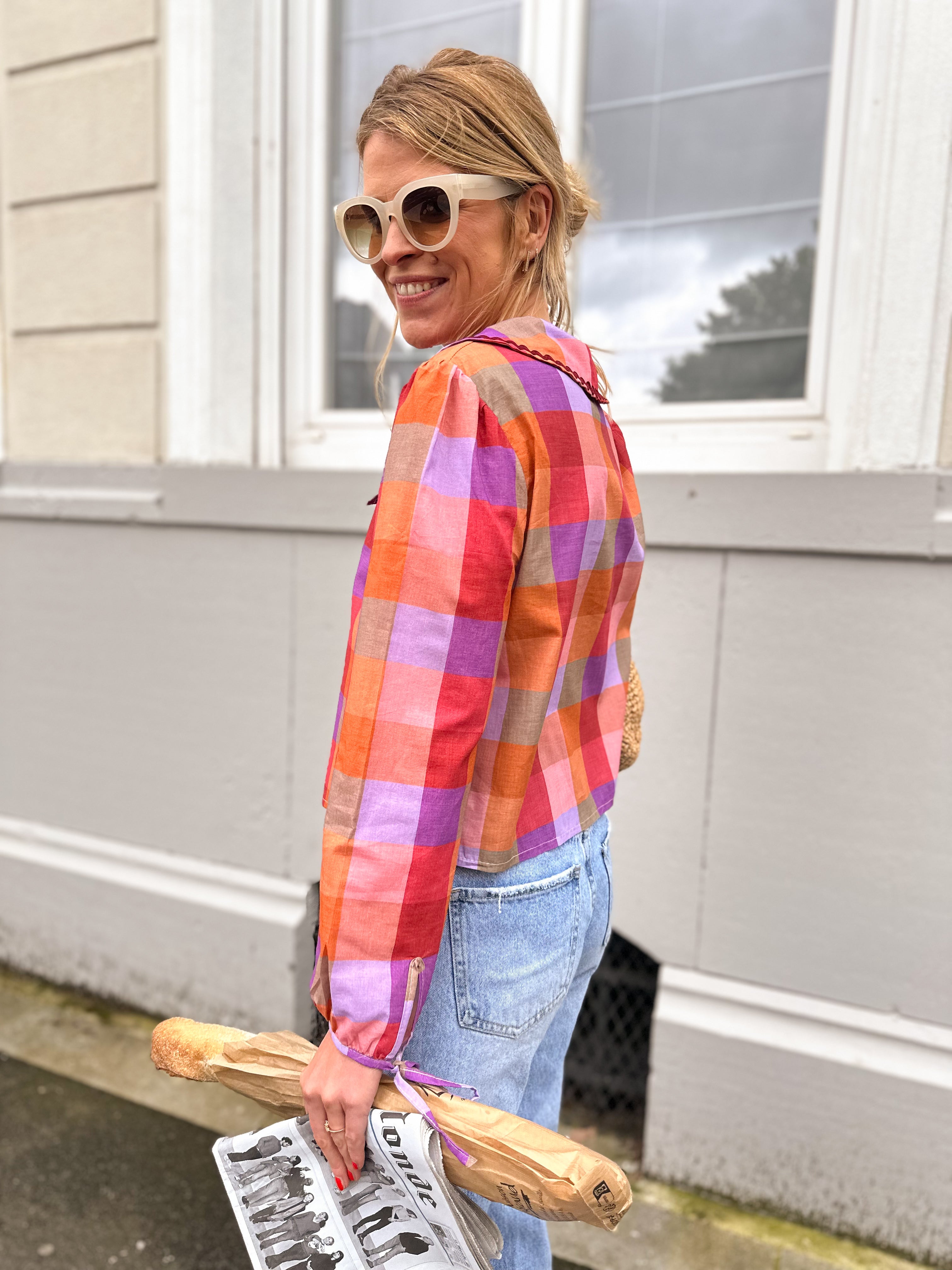 Blouse femme à carreaux manches longues col large fermeture à nouer cropped