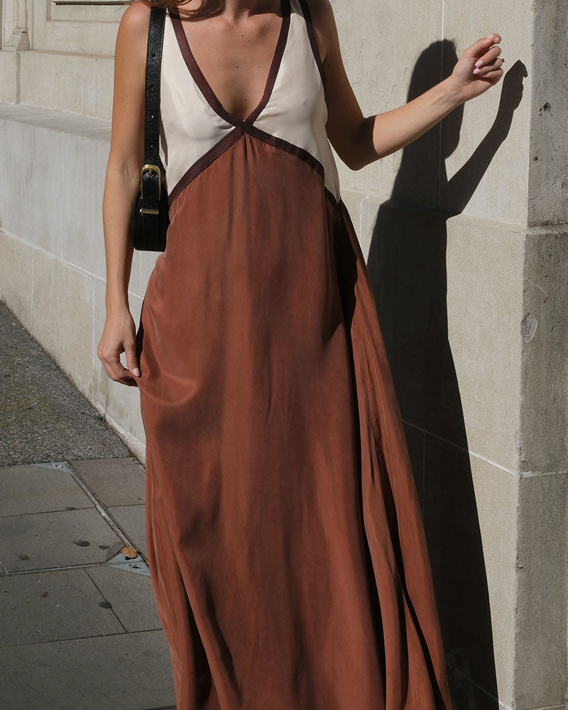 Robe longue femme satinée à bretelles avec col V et détails contrastés