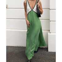 Robe longue femme satinée à bretelles avec col V et détails contrastés