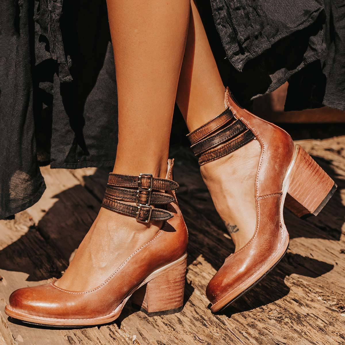 Bottines femme talon carré brides à boucles bout rond style vintage