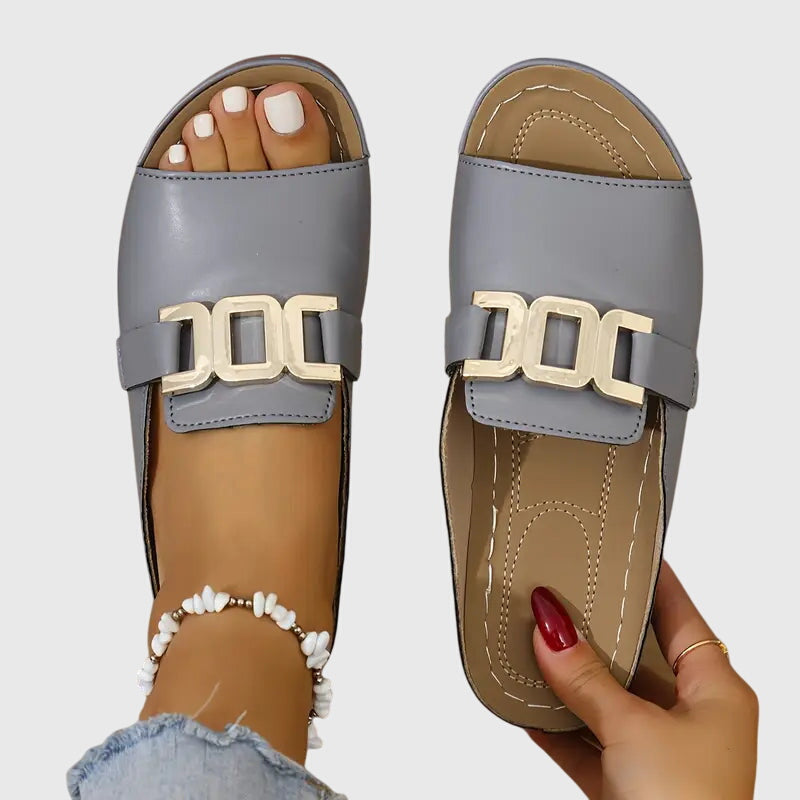 Sandales femme à enfiler avec boucle métallique et semelle compensée confort