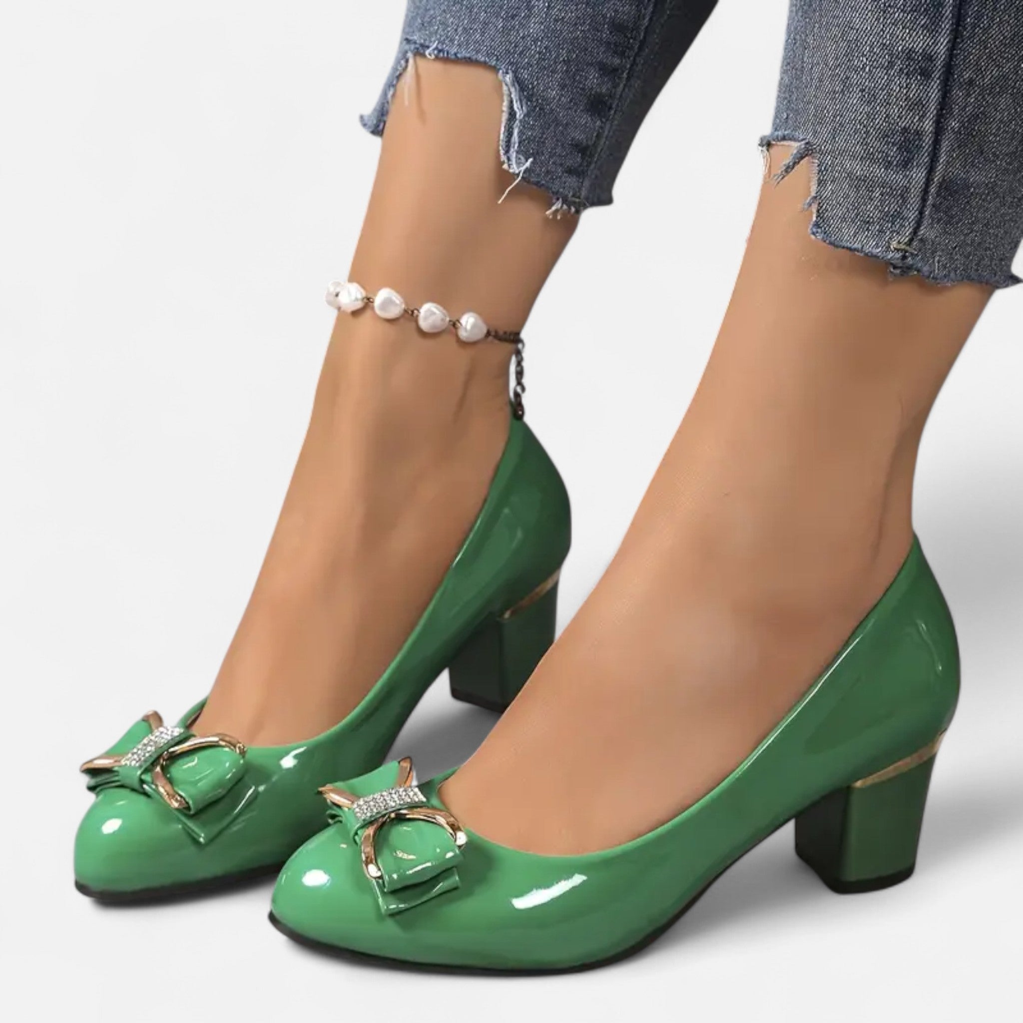 Escarpins femme vernis à talon carré avec boucle métallique décorative