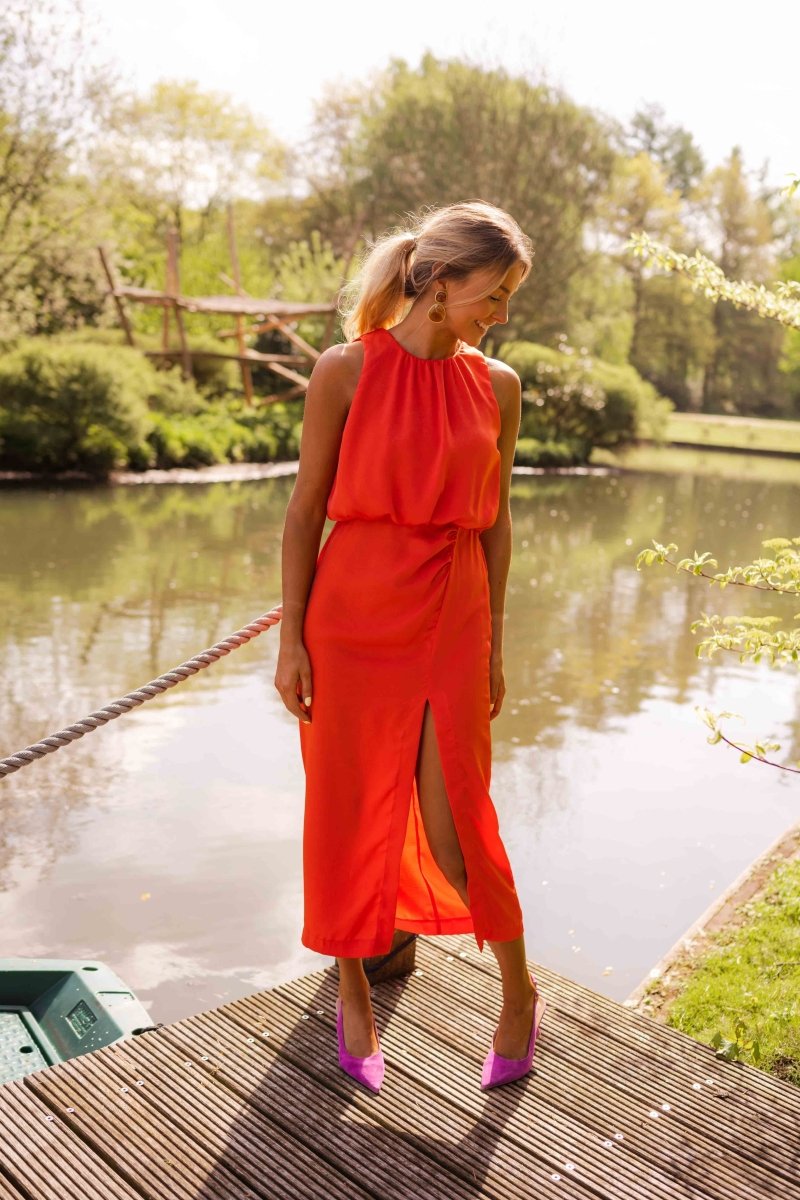 Robe midi drapée sans manches avec fente et col rond élégante