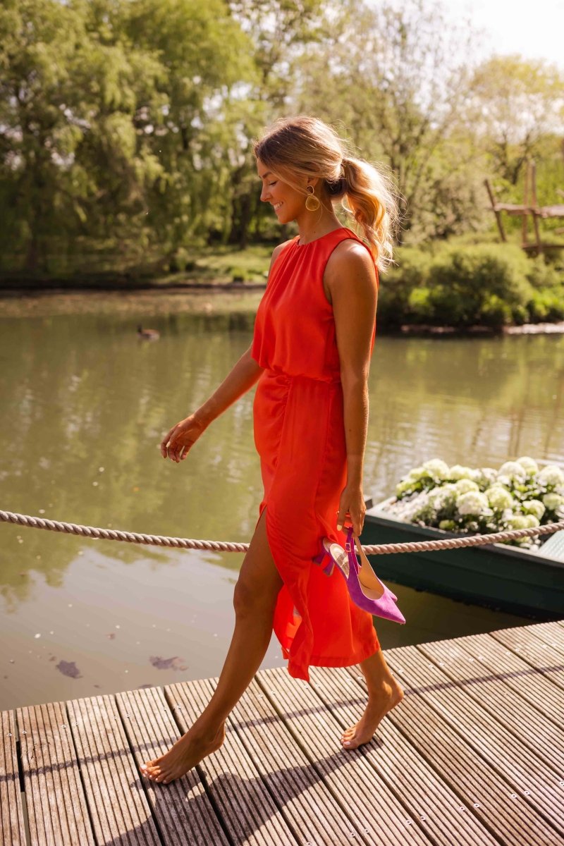 Robe midi drapée sans manches avec fente et col rond élégante