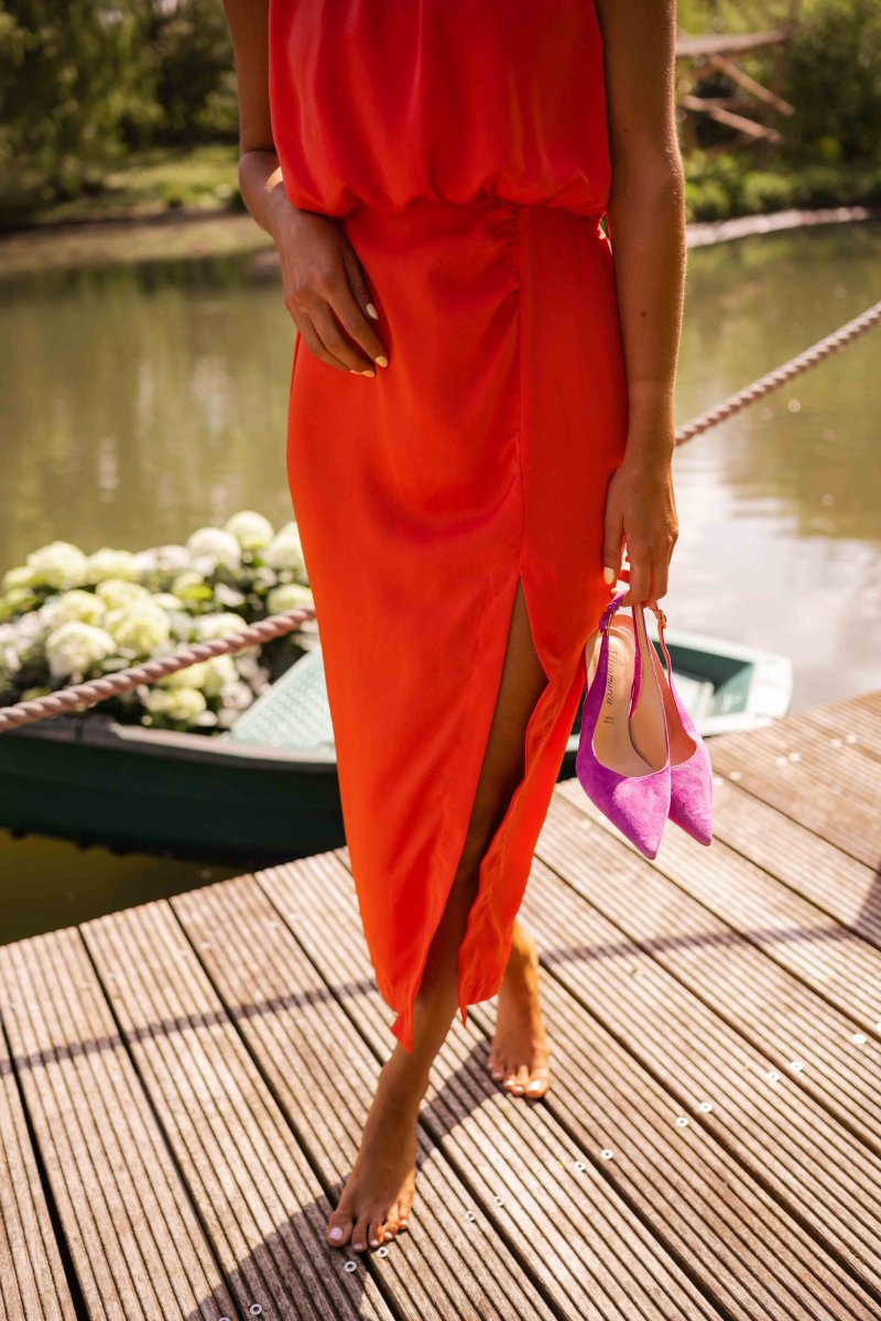 Robe midi drapée sans manches avec fente et col rond élégante