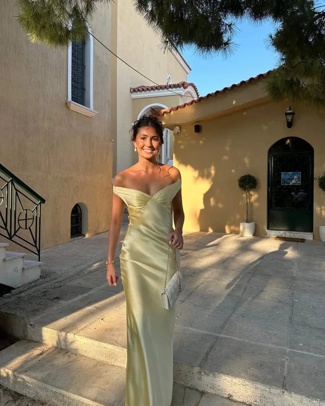 Robe invitée mariage longue satin femme épaules dénudées coupe sirène élégante