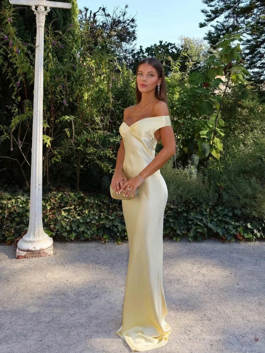 Robe invitée mariage longue satin femme épaules dénudées coupe sirène élégante