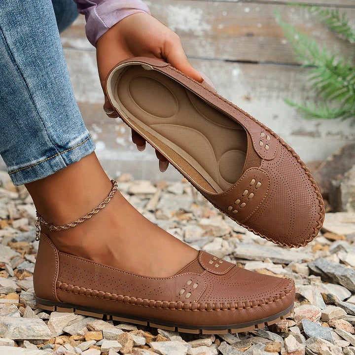 Mocassins femme perforés à enfiler avec semelle confort et bout carré