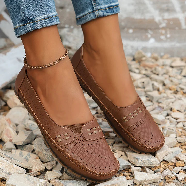 Mocassins femme perforés à enfiler avec semelle confort et bout carré