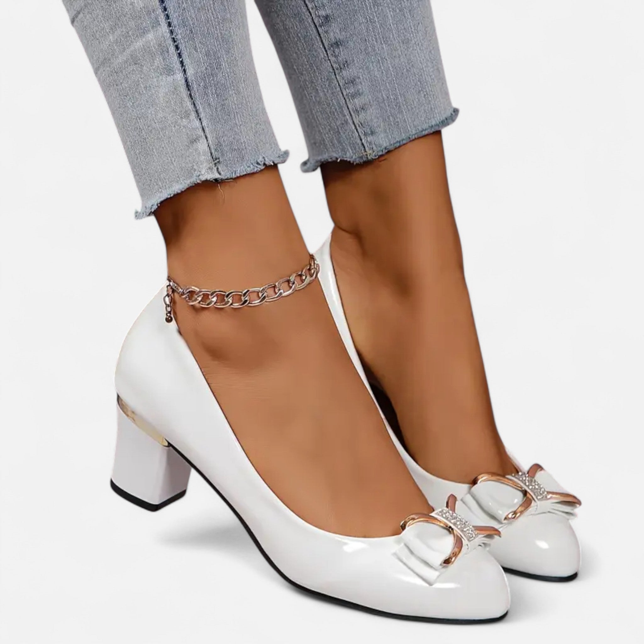 Escarpins femme vernis à talon carré avec boucle métallique décorative