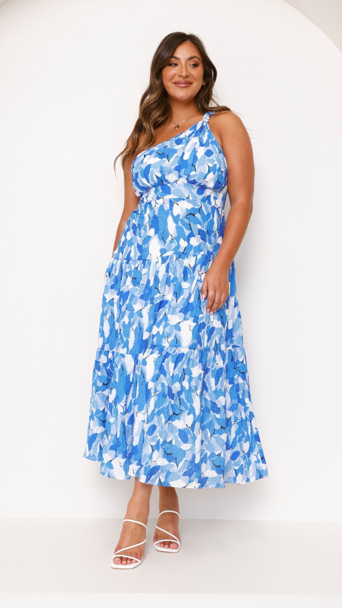 Robe longue asymétrique à une épaule avec imprimé floral et jupe plissée