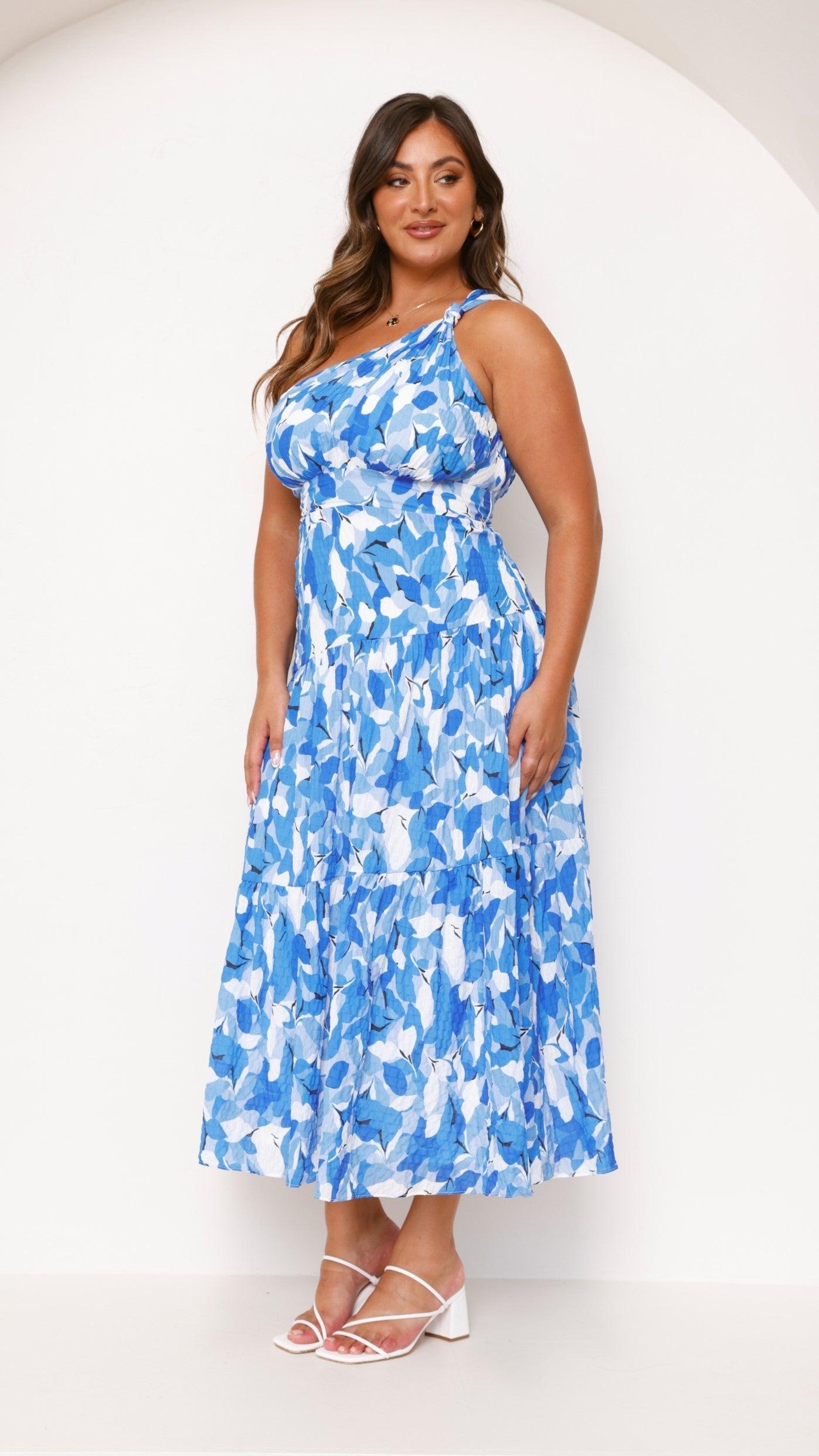 Robe longue asymétrique à une épaule avec imprimé floral et jupe plissée