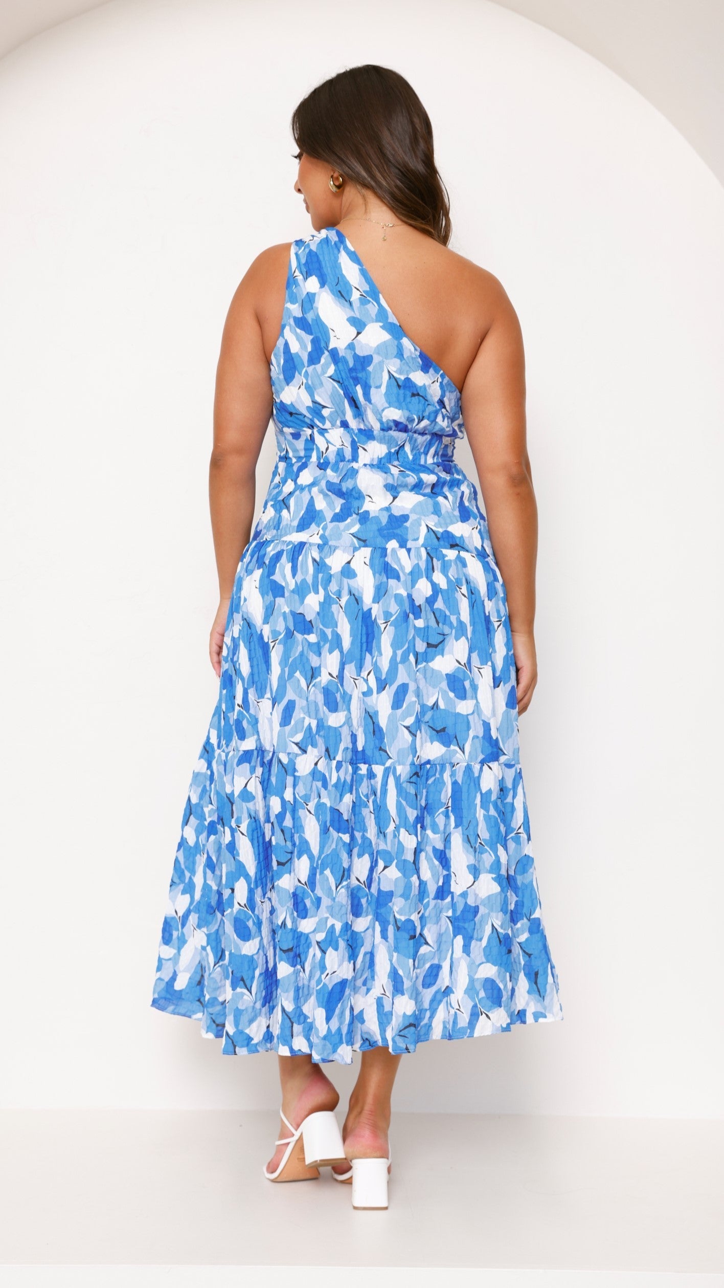 Robe longue asymétrique à une épaule avec imprimé floral et jupe plissée