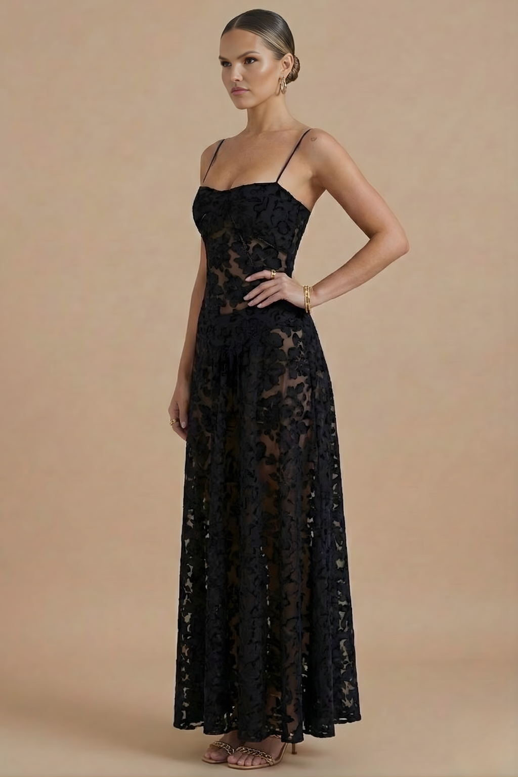 Robe longue femme à fleurs bretelles fines col cœur coupe fluide élégante