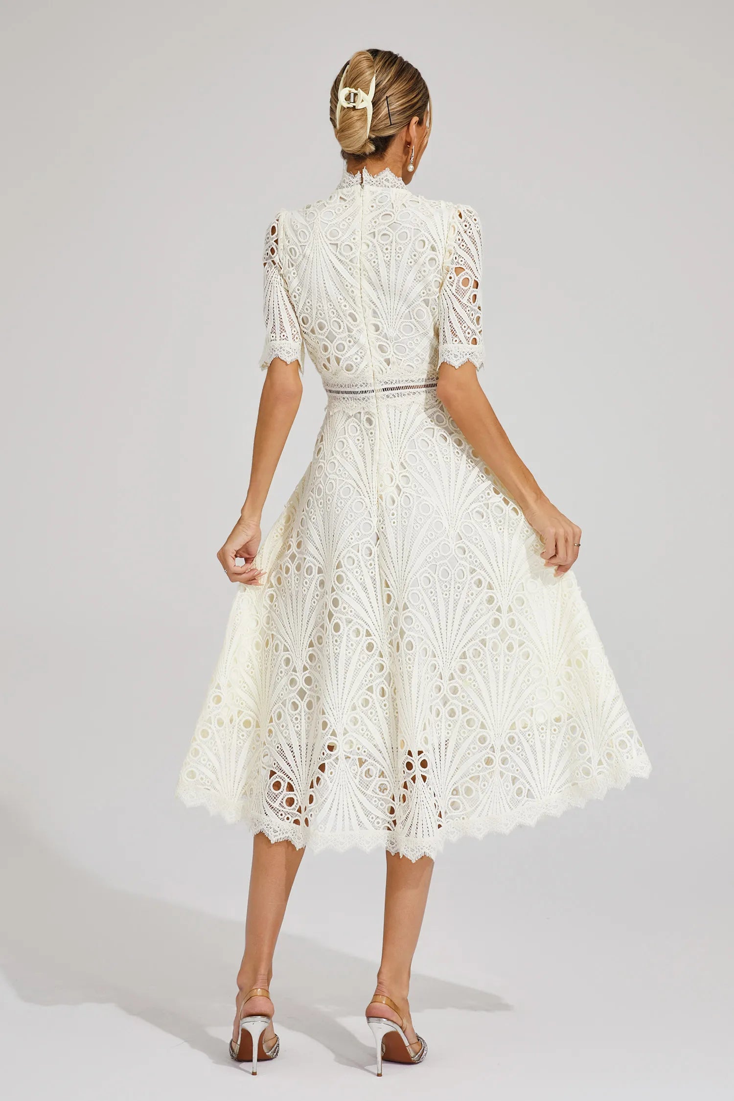 Robe midi dentelle femme manches courtes col montant coupe évasée élégante