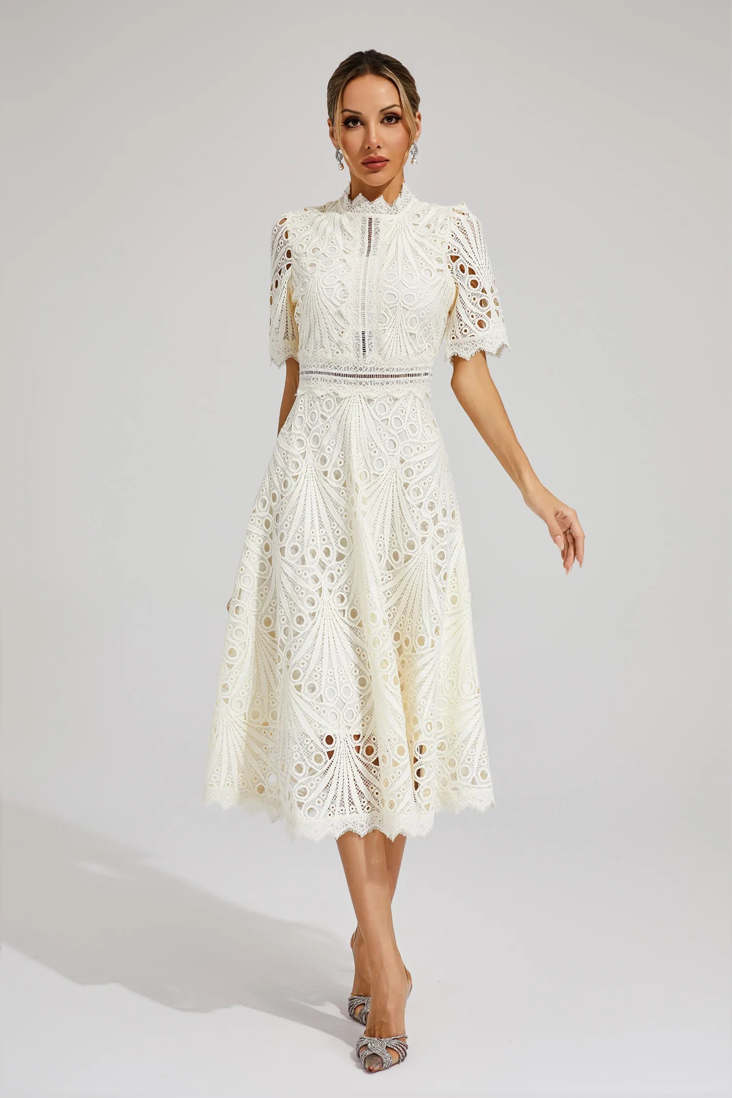 Robe midi dentelle femme manches courtes col montant coupe évasée élégante