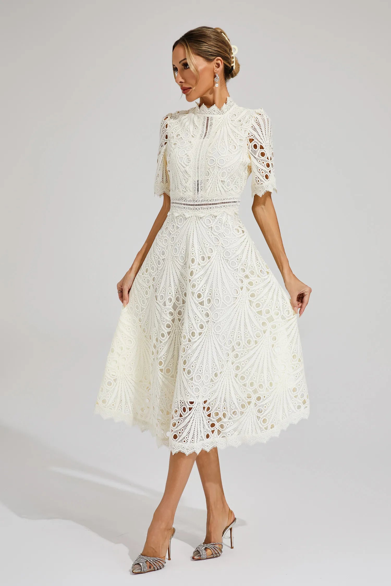 Robe midi dentelle femme manches courtes col montant coupe évasée élégante