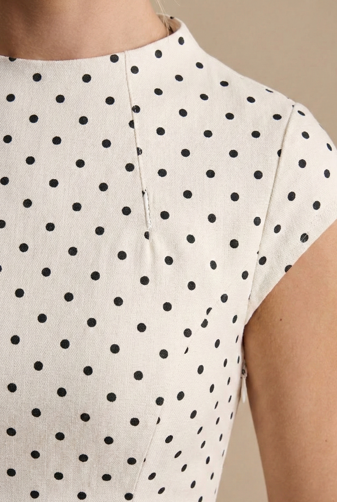 Robe longue femme à pois col montant manches courtes coupe cintrée élégante