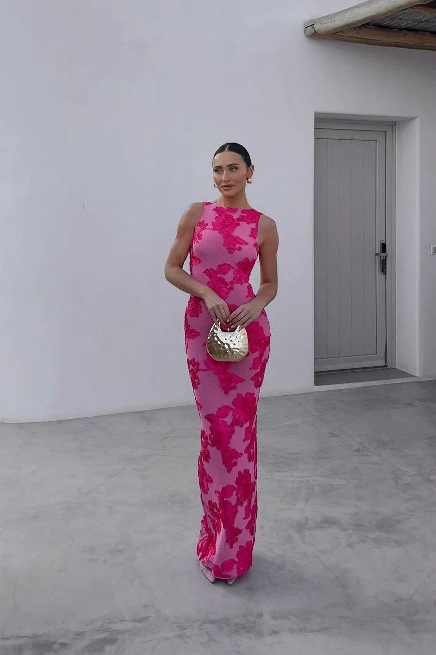 Robe de soirée longue brodée sans manches coupe ajustée col montant