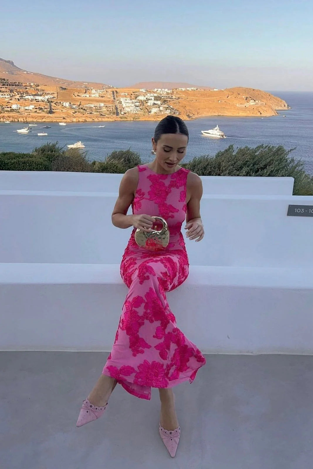 Robe de soirée longue brodée sans manches coupe ajustée col montant