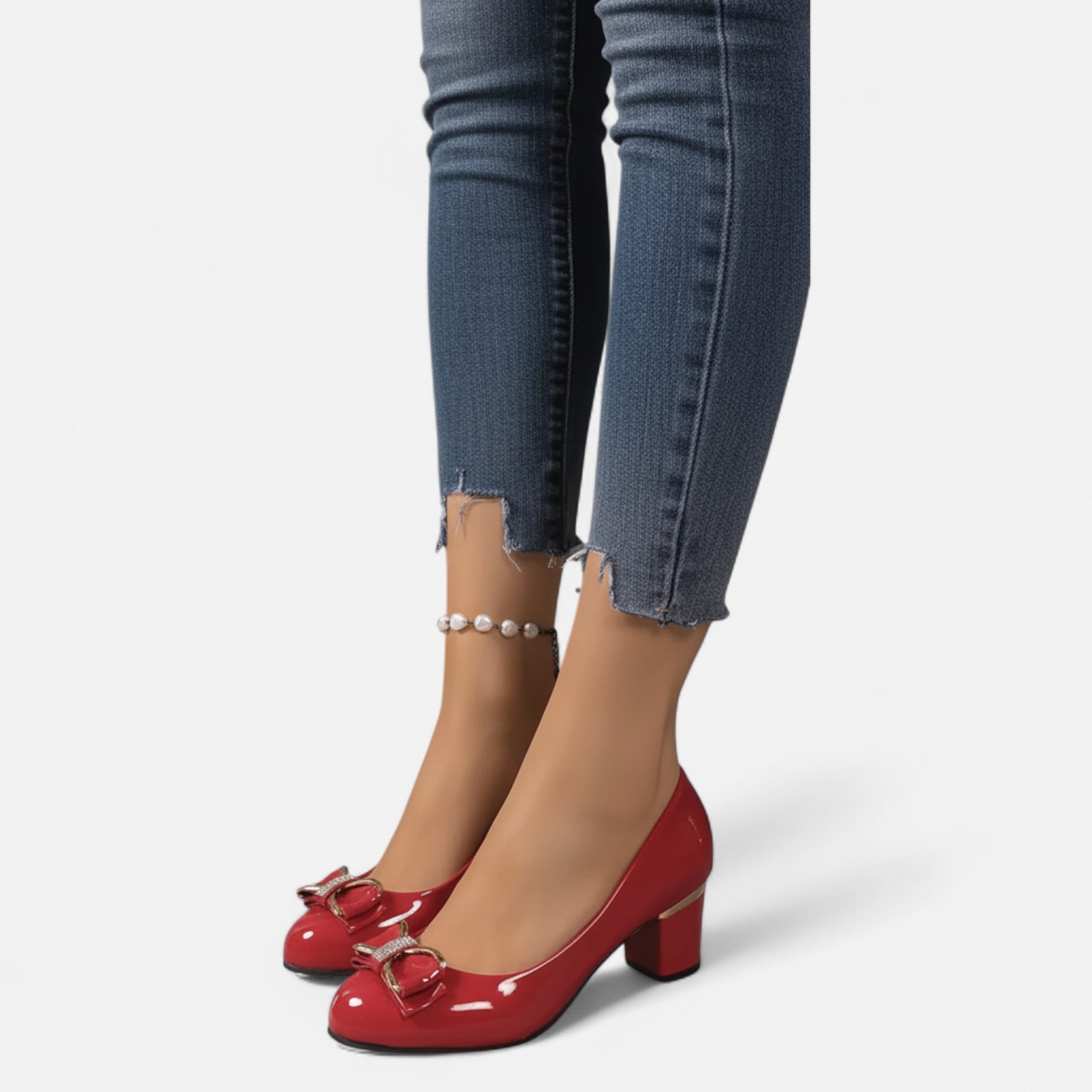 Escarpins femme vernis à talon carré avec boucle métallique décorative