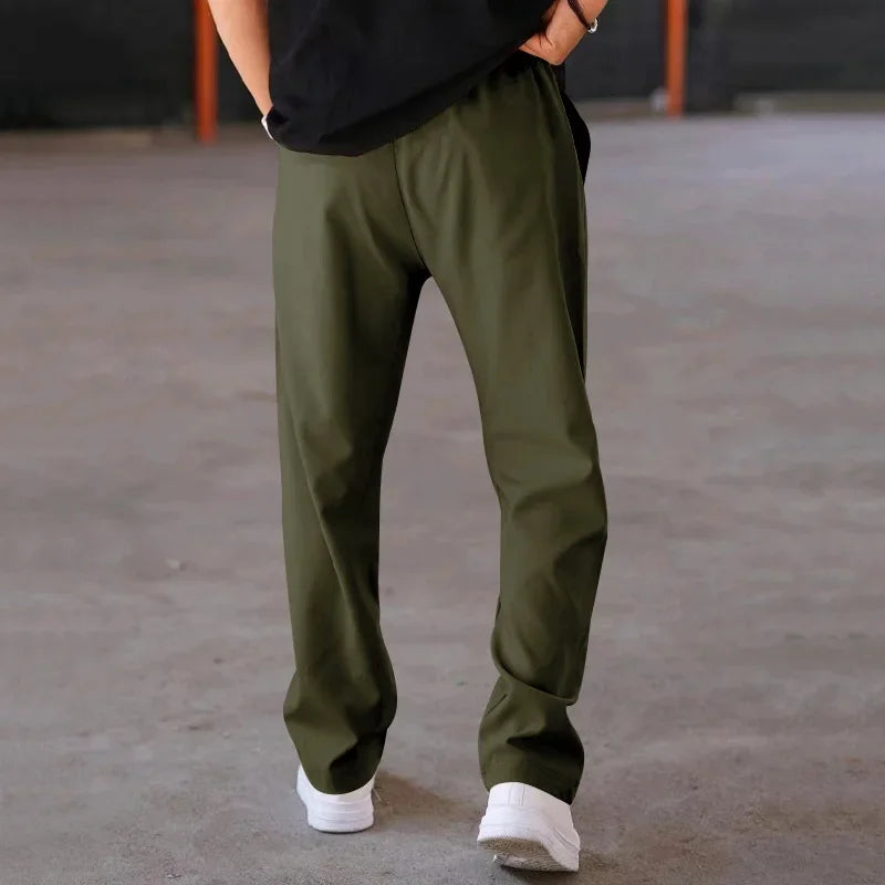 Pantalon homme coupe ample style costume avec cordon de serrage et plis marqués