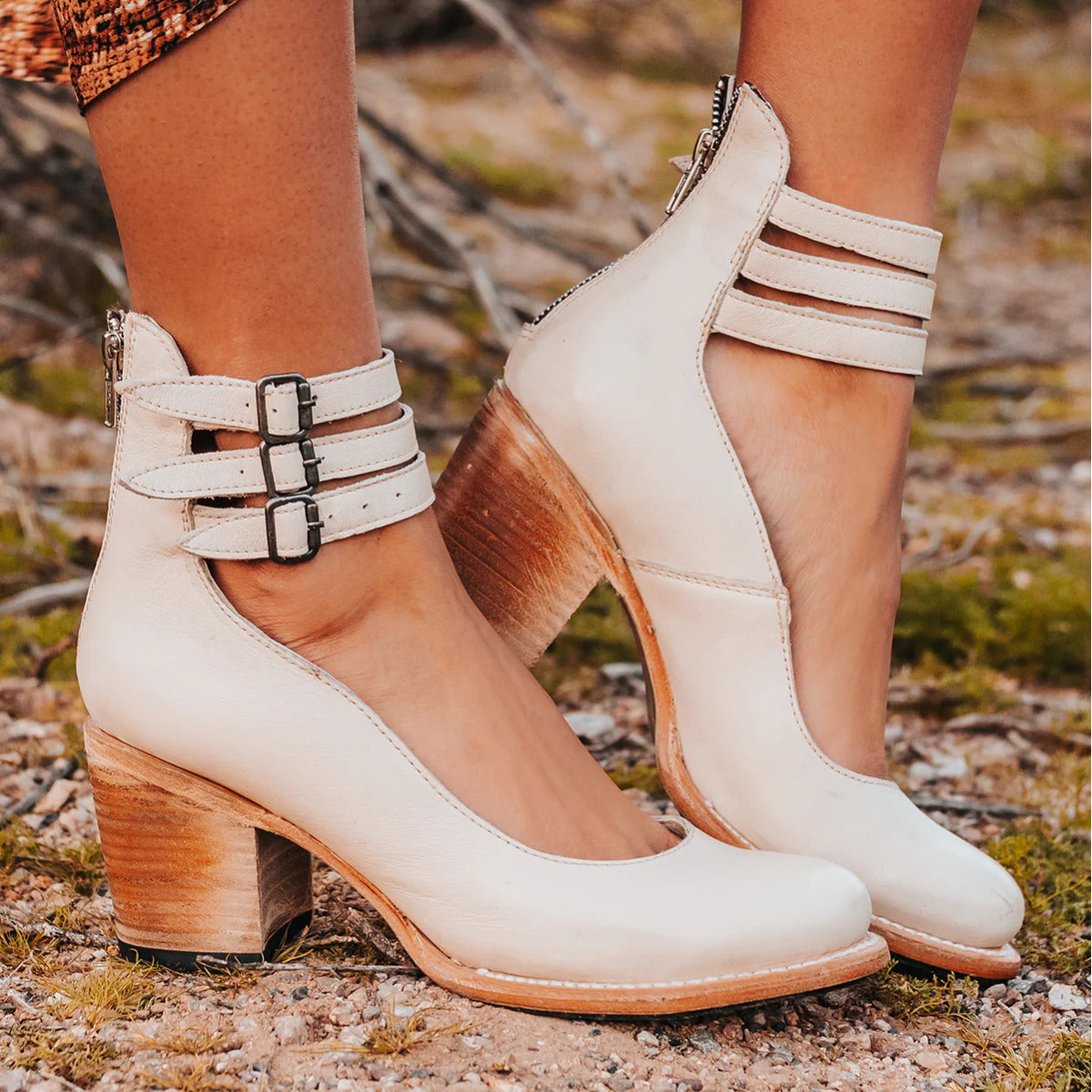 Bottines femme talon carré brides à boucles bout rond style vintage