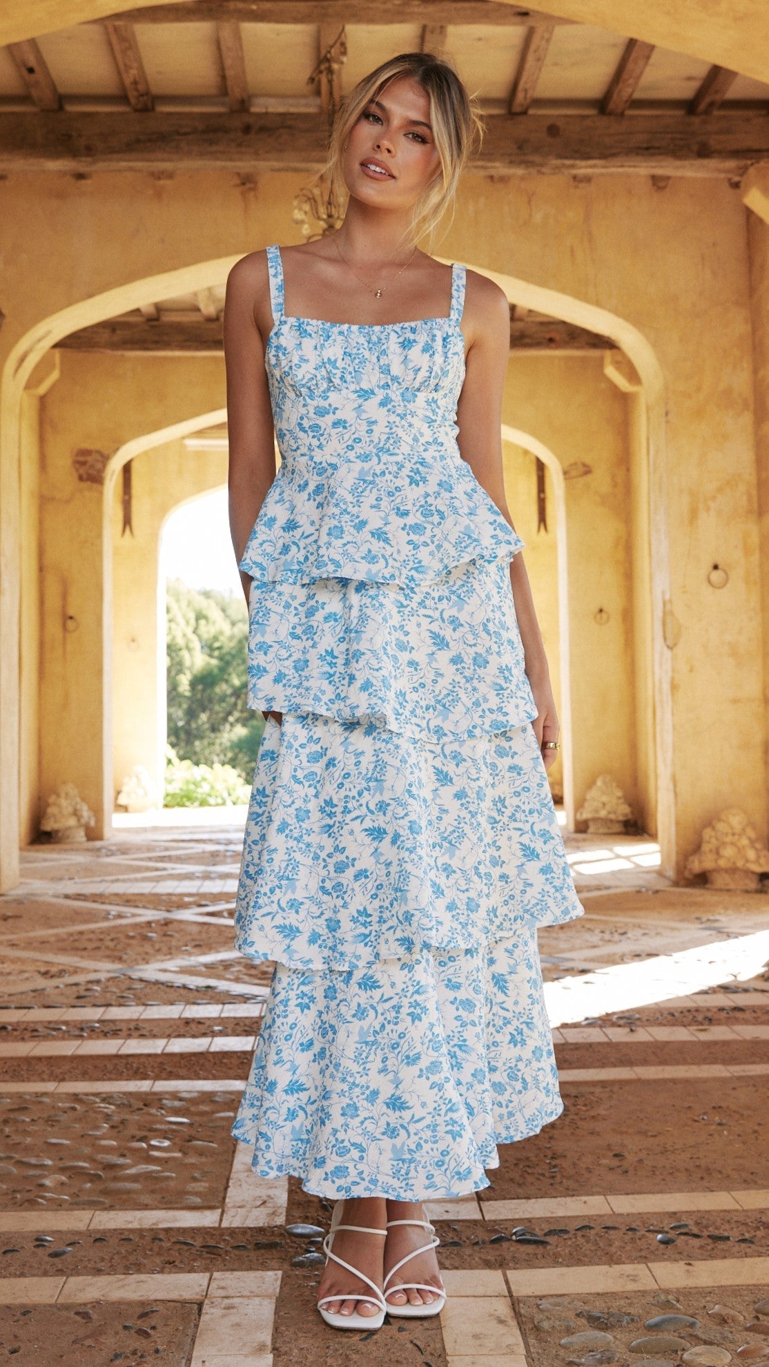Robe longue femme invitée mariage à fleurs col carré à volants