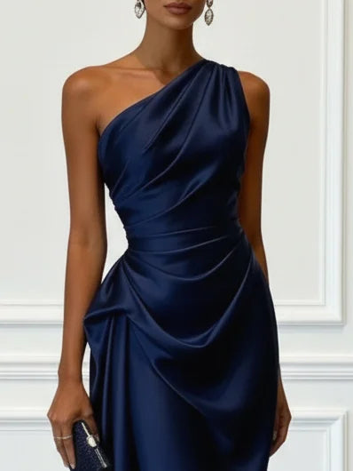 Robe satin midi une épaule drapée soirée