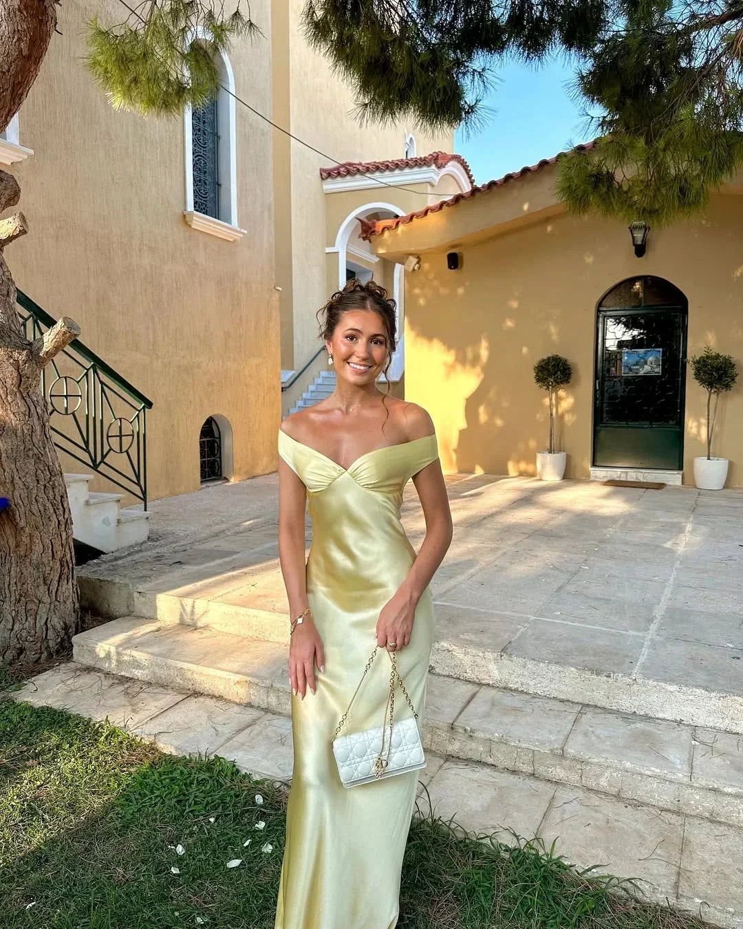 Robe invitée mariage longue satin femme épaules dénudées coupe sirène élégante